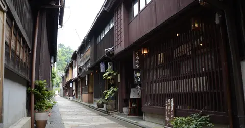 Allée bordée de machiya à Kanazawa