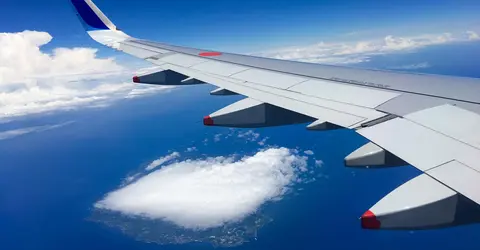 Un avion au-dessus de l'île d'Ôshima, près de Tokyo