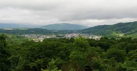 Le village de Kuromatsunai, entouré par la forêt