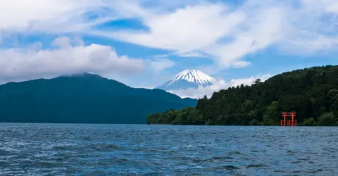 Torii rouge sur le lac Ashi avec le mont Fuji en fond.