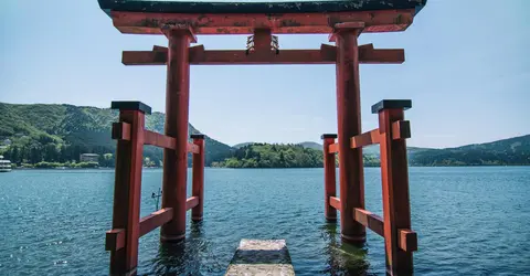 Le torii rouge du temple Hakone-jinja, dans le lac Ashi.