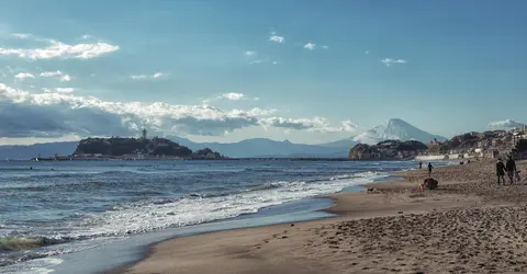 La plage d'Enoshima et le mont Fuji