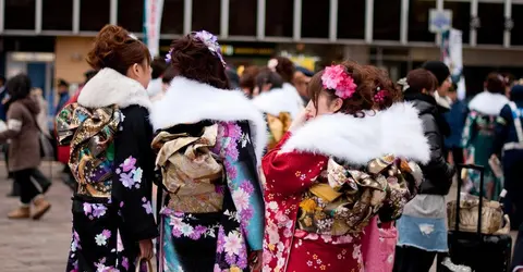 Jeunes filles célébrant le Seijin shiki