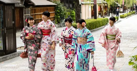 Jeunes filles en yukata