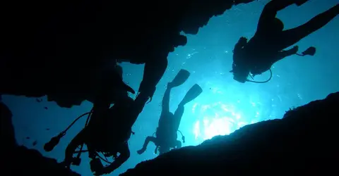 Plongée dans une grotte