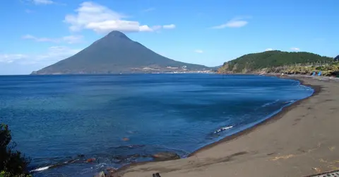 Le Mont Kaimon au bord de la mer Le Mont Kaimon au bord de la mer