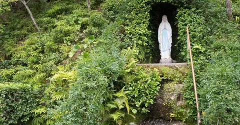 Paysage typique des îles Goto : la vierge Marie entourée de verdure 