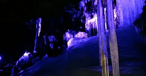 Les blocs de glace sont illuminés