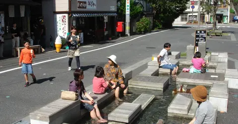 On trouve même des ashiyu en pleine rue ! Ici à Atami, ville réputée pour ses onsen