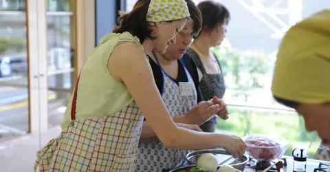 Il existe tout un tas de manières de prendre un cours de cuisine au Japon. Que ce soit à la maison du professeur ou dans une école professionnelle. Il existe tout un tas de manières de prendre un cours de cuisine au Japon. Que ce soit à la maison du professeur ou dans une école professionnelle.