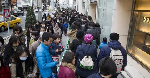 La folie des lucky bags devant les magasins de luxe