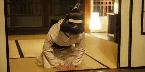 Il quartiere delle geishe di Kanazawa ti invita a fare una passeggiata senza tempo, tra i suoi vicoli e gli edifici antichi.
