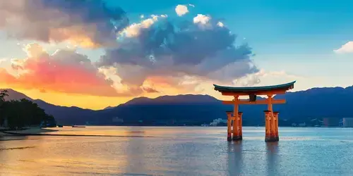 Questo cancello "torii" si trova all'ingresso dell'isola di Miyajima al largo della costa di Hiroshima