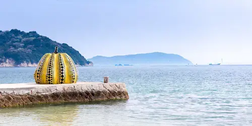 La zucca gialla di Yayoi Kusama, simbolo di Naoshima, l'isola artistica nel Mare Interno del Giappone