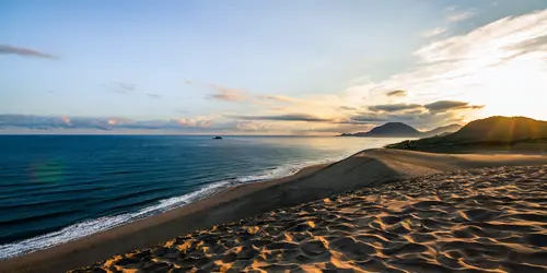 Lever du soleil dans les dunes de sable de Tottori, un petit désert unique au Japon