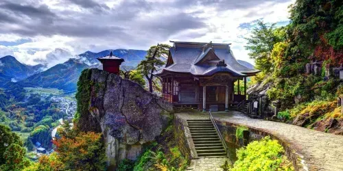 Le temple haut perché de Yamadera, dans la montagne japonaise du Tohoku