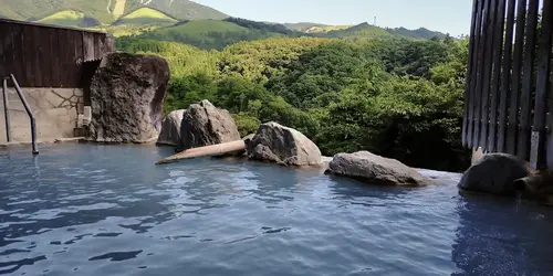 Onsen avec vue sur les montagnes, Kyushu