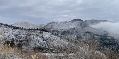 Paysage de montagnes enneigées, Kyushu