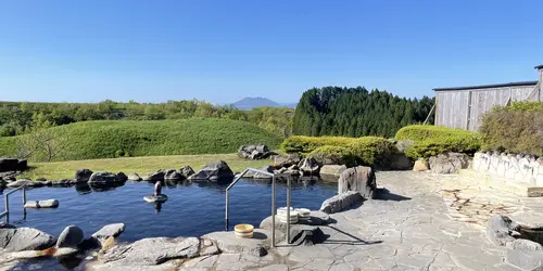 Piscine extérieure avec vue sur le mont Aso