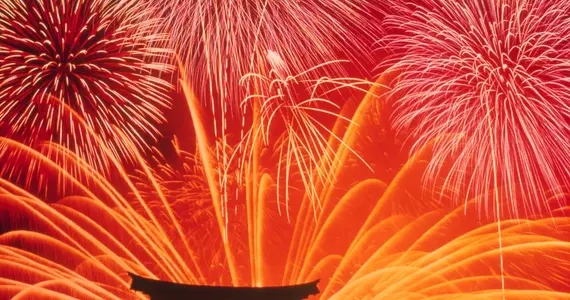 Fuochi d'artificio davanti al celebre torii di Miyajima.