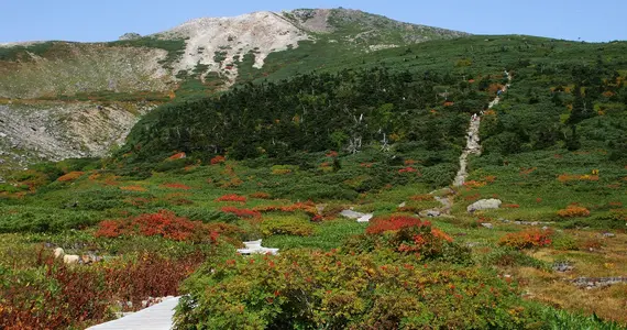 El paisaje alrededor del monte Hakusan cambia totalmente según las estaciones.