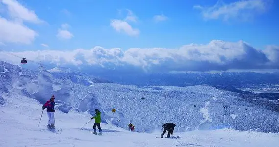 Vue des pistes de ski de la station Zao, préfecture de Yamagata.