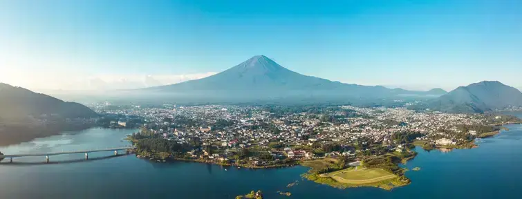 Panorama aérien de la ville de Kawaguchi avec vue sur le Mont Fuji 