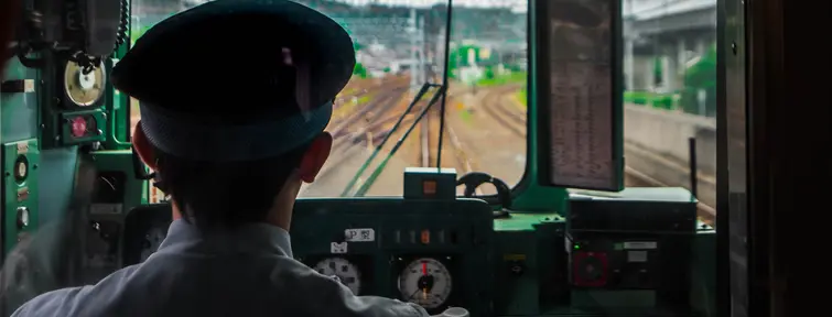 Conducteur à l'intérieur d'un train japonais Conducteur à l'intérieur d'un train japonais